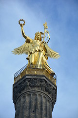 Fototapeta na wymiar Siegessäule in Berlin Goldene Statue und blauer Himmel