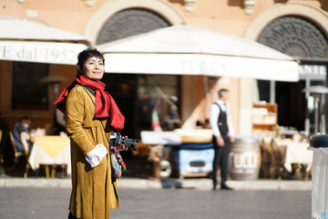 Femme marchant piazza Novona 0 rome en Italie