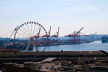 Obraz premium Seattle, USA, August 30, 2018: View of the port with a ferris wheel in Seattle.
