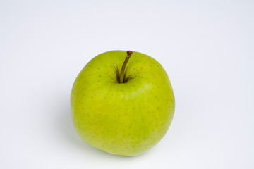 Apfel von seitlich oben mittig vor weißem Hintergrund