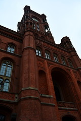 Fototapeta na wymiar Das Rote Rathaus in Berlin mit Fassade, Fenstern und Eingangsbereich in Berlin, Deutschland