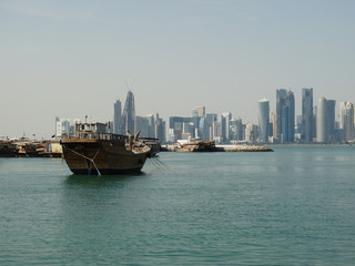 Dhau Boot mit der Skyline von Doha im Hintergrund