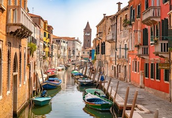 Obraz na płótnie Canvas Italy beauty, typical canal street in Venice, Venezia