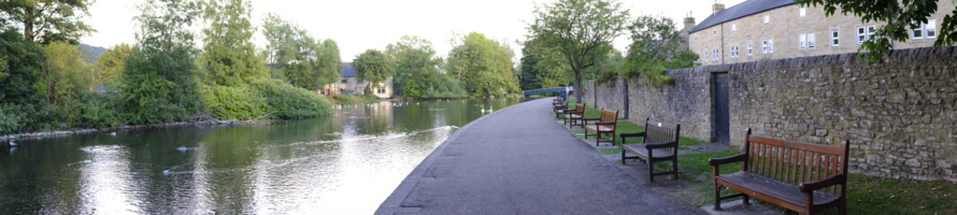Fototapeta na wymiar Paseo junto al río en Bakewell, Inglaterra