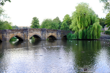 Fototapeta premium Puente de piedra en Bakewell, Inglaterra