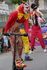Démon en trottinette au carnaval de Cayenne en Guyane française