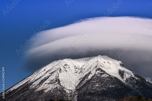 冬の大山 絶景の雪景色 日本 鳥取県 伯耆富士 笠雲 Wall Mural Beautiful Japan 90