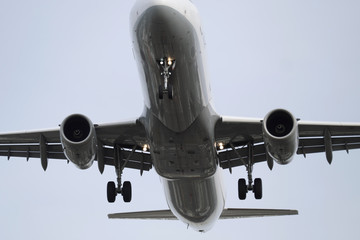 Düsenflugzeug vor der Landung - Stpckfoto