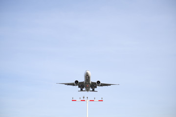 Fototapeta na wymiar Flugzeug im Landeanflug - Stockfoto