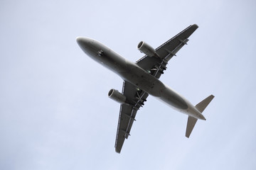 Fototapeta na wymiar Flugzeug mit ausgefahrenem Fahrwerk - Stockfoto