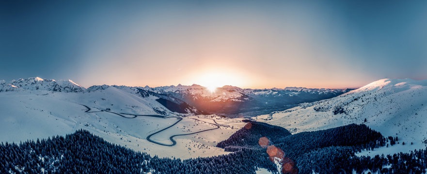 Panorama des Pyr&eacute;n&eacute;es au Coucher de soleil