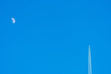Flugzeug und Mond