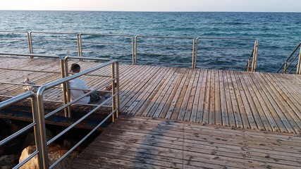 Fototapeta premium Orizzonte marino visto da un pontile sugli scogli