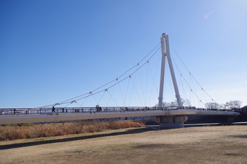 河川敷とつり橋