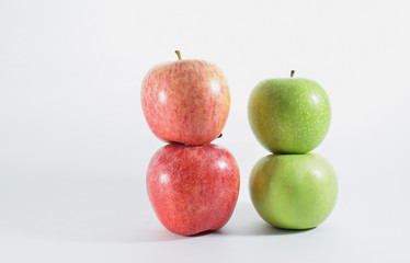 Torres de manzanas rojas y verdes 