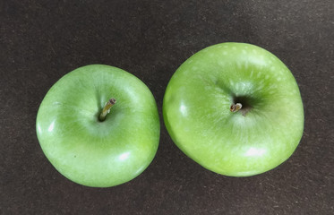 Dos manzanas verdes vistas desde arriba 