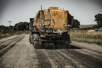 CAMI&Oacute;N ASFALTANDO 
