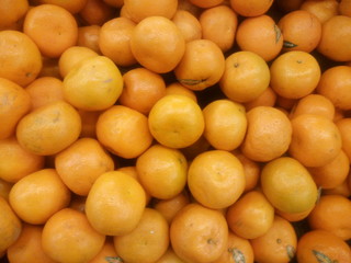 Close up photo of orange fruit in supermarket