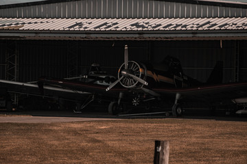 AVION EN HANGAR 