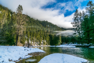 Obraz premium Winter river scene with blue sky