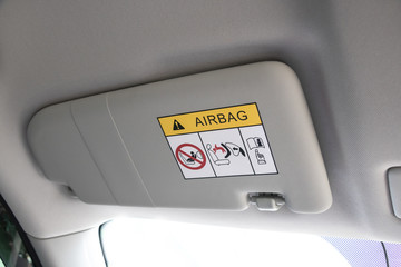Warning about the operation of the airbag on the front panel