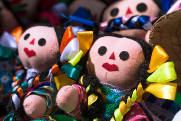 Fototapeta na wymiar En el mercado popular hay muchas muñecas María hechas de trapo de Michoacán.