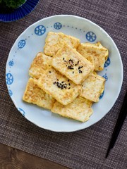 아시아 음식 두부부침과 간장 