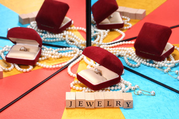 鏡に映る宝飾品