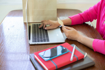 Fototapeta premium women shoping online by notebook on desk about at coffee shop. shoping online concept