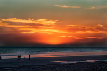 ATARDECER EN LA PLAYA