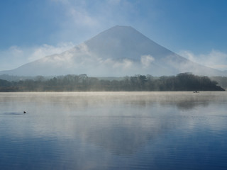 朝靄がたちこめる早朝の富士山と精進湖