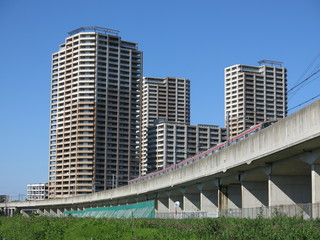 柏の葉キャンパス駅周辺のマンション群とつくばエクスプレス