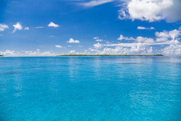 Fototapeta na wymiar 青く透明な南国の海