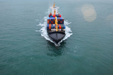 magnifique vue aérienne d'un cargo en pleine mer