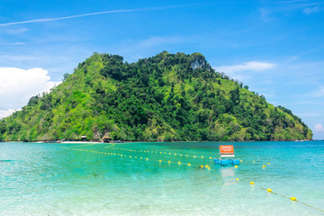 Obraz premium A Thai long tail boat on the beach of Andaman sea located at Krabi near Phuket, Thailand
