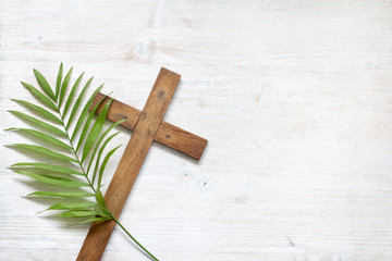 Cross and palm on wooden white background easter sign symbol concept - obrazy, fototapety, plakaty
