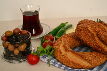 bagels with tomatoes and olives, tea