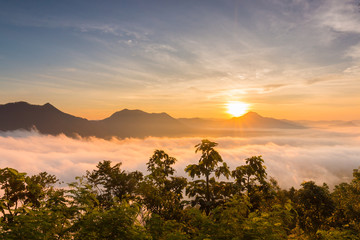 Fototapeta na wymiar Beautiful sunrise seen from the top of the Phu-tok National Park.