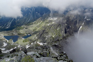 piękny górski krajobraz, staw i chmury © VinyLove Foto