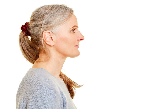 Gesicht einer Seniorin im Profil