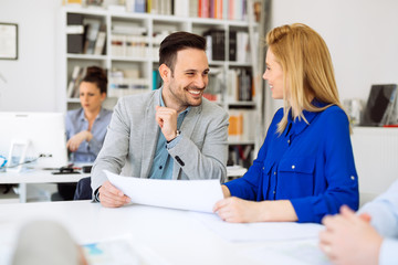 Obraz premium Happy business people in office