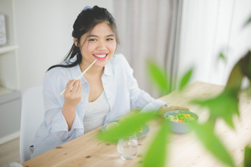 サラダ・女性