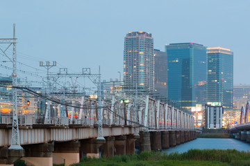 Obraz premium Landscape of osaka city at Umeda from across the Yodogawa River.
