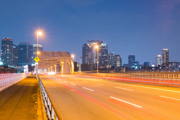 Obraz premium Beautiful road at Umeda from across the Yodogawa River.
