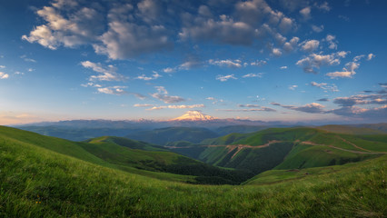 Вид на гору Эльбрус с зелеными угуами
