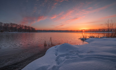 Зимний рассвет на озере