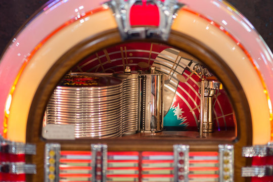 Retro jukebox: Music and Dance in bars in the 1950s