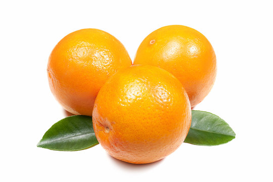 Pomarańcze na białym tle