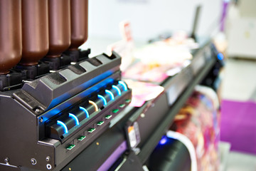 Indicators of cartridges on plotter