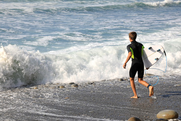 surfista con tabla metiendose al agua 4M0A3665-A19